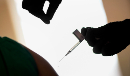 Bloomberg узнал о переговорах ЕС по удвоению поставок вакцины Pfizer
