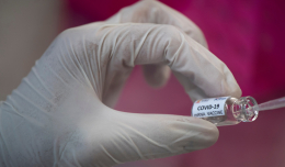 Добровольцев для испытания вакцины от COVID-19 отправили на изоляцию