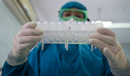 Эксперт: необходимости менять состав вакцин от коронавируса из-за новых мутаций сейчас нет