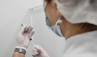 Эксперты оценили эффективность прививки от COVID-19 у носителей ВИЧ