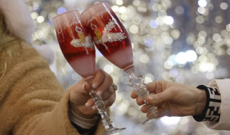 Гинцбург: бокал шампанского в новогоднюю ночь не ухудшит выработку антител после прививки