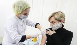 Кабмин продлил до конца года розыгрыш по 100 тыс. рублей среди вакцинированных от ковида