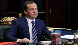 Медведев объяснил свою реплику о том, что вакцинация может иногда быть обязательной
