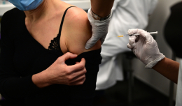 Минздрав Франции объявил о расширении программы вакцинации от COVID-19