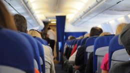 Мужчина с симптомами COVID-19 умер на глазах пассажиров самолета в США