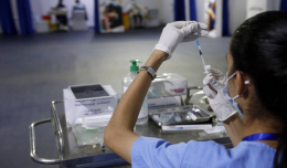 Pfizer просит американские власти разрешить ее бустерную вакцину для всех совершеннолетних
