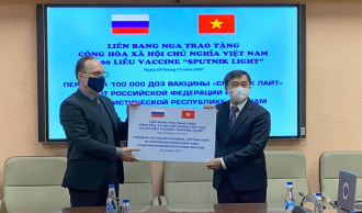 Посол России передал Минздраву Вьетнама 100 тыс. доз вакцины 