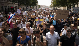 Противники санитарных пропусков провели новую серию маршей во Франции