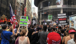 Сотни человек митингуют на Таймс-сквер против обязательной вакцинации