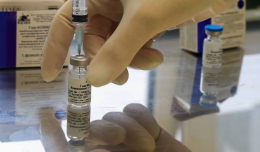 США обвинили Россию в попытках помешать им получить вакцину от коронавируса