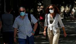 В Каталонии ввели обязательное ношение защитных масок из-за вспышки COVID