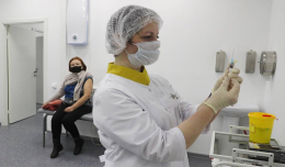 В Кремле призвали россиян сделать прививку от коронавируса