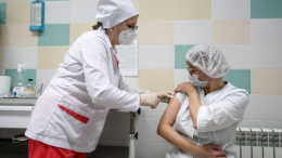 В мэрии назвали долю прошедших вакцинацию от COVID-19 московских врачей