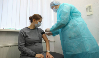 В Минздраве посоветовали планировать беременность через 28 дней после вакцинации от ковида