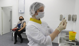 В программе вакцинации иностранцев в России будут использовать препарат 