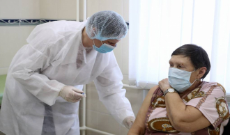 Вакцинацию от COVID-19 за год прошли более 1,4 млн пожилых москвичей