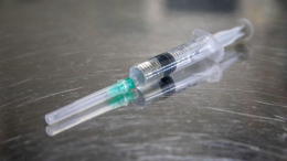 Вакцину против COVID-19 от Pfizer проверят на 93-летнем жителе Австрии