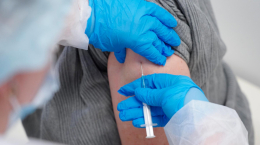 Вирусологи объяснили, почему вакцинированные заражаются COVID-19