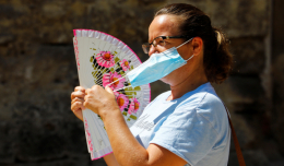Вирусологи оценили совет менять маски раз в полчаса в жару