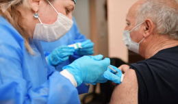 Власти Петербурга заявили о добровольной вакцинации для пенсионеров