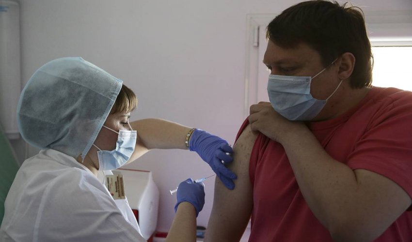 Каждого шестого подлежащего вакцинации жителя Кузбасса привили от коронавируса