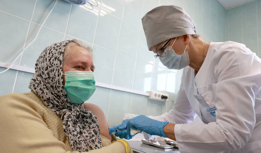 Только треть пожилых москвичей привились от коронавируса