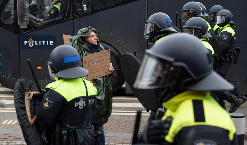 В Амстердаме на акции протеста задержали свыше 150 человек