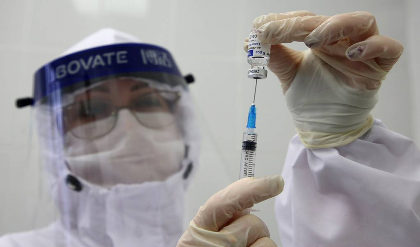 В Москве начали вакцинацию от коронавируса на дому