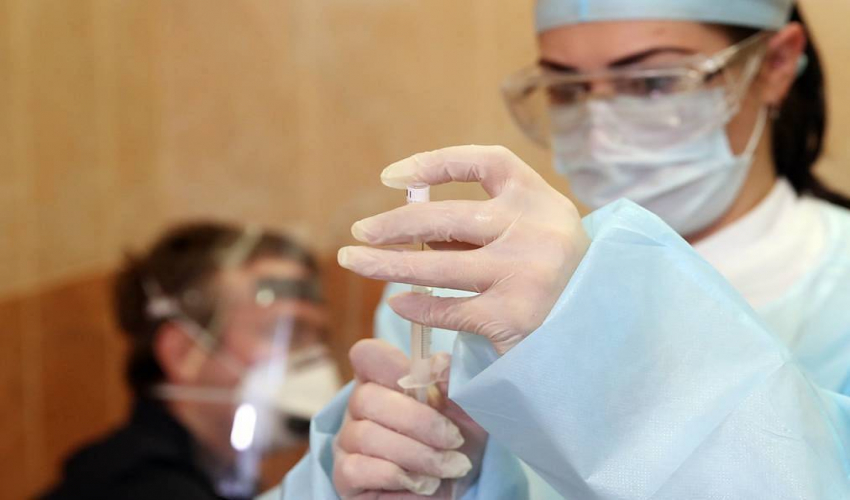 В Центре Чумакова назвали сроки начала применения третьей российской вакцины от COVID-19