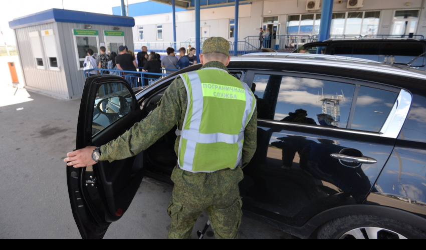 Власти предложили отменить тест на COVID для въезжающих по суше россиян