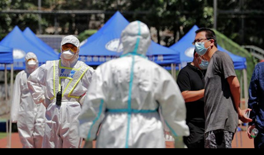 Вспышку COVID-19 в Пекине взяли под контроль, заявил эпидемиолог